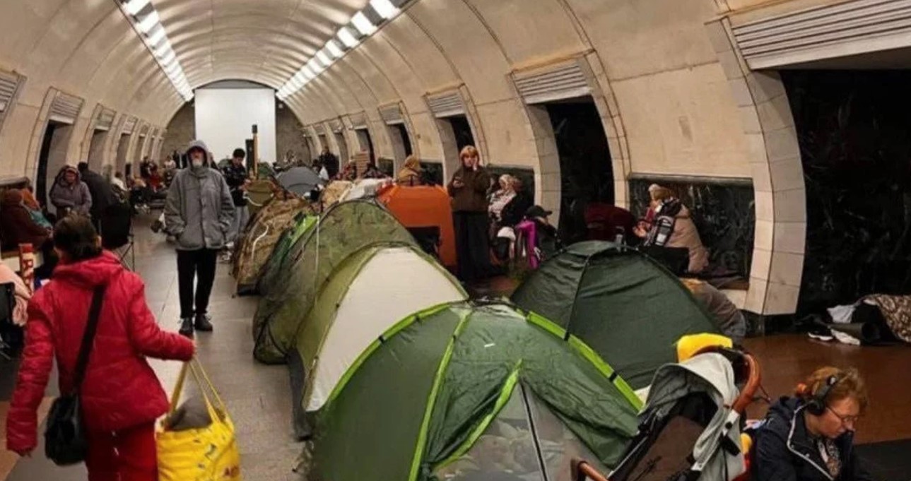 Поділ на зони у метро: на станції «Сирець» впроваджують пілотний проєкт із зонування платформи під час роботи як укриття Поділ на зони у метро: на станції «Сирець» впроваджують пілотний проєкт із зонування платформи під час роботи як укриття